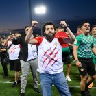 Turki celebrando el ascenso del Almería a Primera.