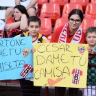 Los seguidores más jóvenes del Almería esperan la permanencia del equipo.