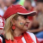 Con el escudo mostrando un sentimiento muy fuerte por el Almería.