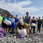 Alumnos de 3º de ESO de San Isidro durante una jornada de limpieza esta misma semana.