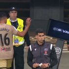 Momento en el que Suárez tira al suelo el monitor del VAR en San Sebastián.