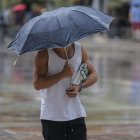 Imagen de archivo de un hombre bajo la lluvia.