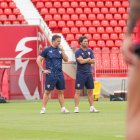 Xabi Gil y Rubi pendientes de los futbolistas en el entrenamiento.