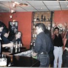 El Vértice en sus inicios, en 1991: al fondo Guillermo Chavarría, disk jokey levanta las manos, de negro, el camarero Manuel Manzano.