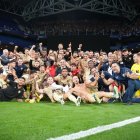 La foto de familia con la afición detrás después de conseguir la permanencia.