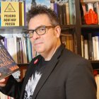 Raúl Quinto, en su despacho con un ejemplar de su última obra, ‘Martinete del Rey Sombra’.