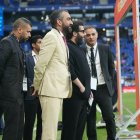 Turki con la cúpula directiva a pie de campo en Barcelona.