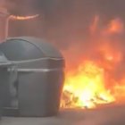 Contenedores ardiendo en la calle Felipe Rinaldi. Imagen cedida por el autor.