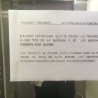 Un vecino ha pegado su queja vecinal por los tacones de la vecina en el ascensor de su edificio.