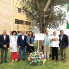 Este año se ha vuelto a poner un ramo de flores en el olivo y junto al monolito de recuerdo a los donantes