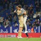 Ely y Rubi abrazándose tras lograr la permanencia contra el Espanyol.