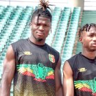 Touré con Nene antes de comenzar el entrenamiento con el combinado de Mali.