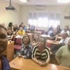 Francisco Urrutia, en primer plano a la izquierda, junto a otros profesores en una reunión.