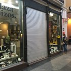 Comercio de calzado en el centro de Almería.