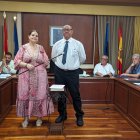 Damián Arturo Grima (PP) ha sido el encargado de dar la Vara de Mando a María Isabel Lopez.