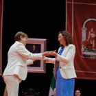 Adriana Valverde entregando la vara de mando a María del Mar Vázquez
