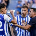 Nikola Maras y Luis García Plaza hablando durante un partido en Mendizorroza.