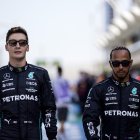 George Russell y Lewis Hamilton, pilotos de la escudería Mercedes.