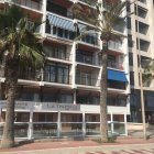En la balconera del edificio se ven los anuncios del deseado apartamento doble.