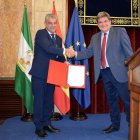 Momento de la entrega de José Luis Escrivá a Carmelo Torres