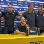 El cuerpo técnico al completo con Fran Fernández a la cabeza después de conseguir el ascenso.
