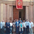 Foto de familia ante la recién instalada placa que marca el inicio del camino hacia Dalías.