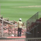 Los asientos rojos han comenzado a retirarse del Fondo Norte del Estadio de los Juegos Mediterráneos. 