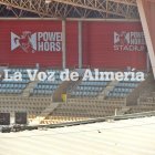 Zona del Fondo Norte del Estadio de los Juegos Mediterráneos donde se han retirado asientos azules.