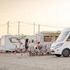 Familias en una zona de pernoctación de autocaravanas / Imagen de la web oficial de Camper Park Roquetas