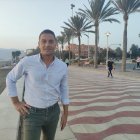 Francisco, con LA VOZ y Cadena SER, en el Paseo Marítimo de su querida Almería.