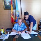 El alcalde de Garrucha (sentado) junto al teniente de alcalde.