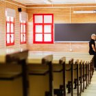 El doctor y catedrático José Ángel Aznar en un aula de la UAL.