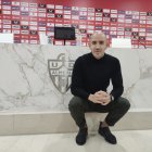 Gabriel Fernández Pacheco con LA VOZ en la sala de prensa del Estadio de los Juegos Mediterráneos en 2022. 