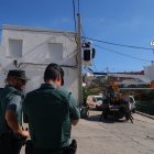 Guardia Civil y técnicos de Endesa en una intervención
