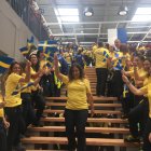 Mónica Martín, la directora de la nueva tienda Ikea en Almería, bajando los peldaños tras la inauguración.