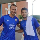 Rodrigo Ely y Luis Suárez, con LA VOZ y Cadena SER después de los tests médicos.