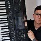 El joven almeriense con su piano en TikTok.