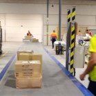 Interior del centro logístico de Correos en Viator.