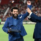 El presidente del Almería con Guillermo Blanes en la hierba del Estadio de los Juegos Mediterráneos.