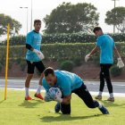 Mariño y Fernando con Obón, del filial, en el campo Anexo del Estadio de los Juegos Mediterráneos.
