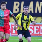 Cristian Olivera en un partido que no fue nada fácil para él en la cancha de Peñarol.