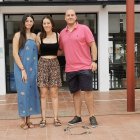 Claudia Villegas y Abril Plaza con su tutor, Francisco de los Santos Rubio.