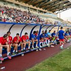 El banquillo del Almería muy cargado en el amistoso del martes en Santo Domingo.