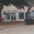 Bomberos llegando al lugar del incendio en el centro de entrenamiento de la calle San Miguel.