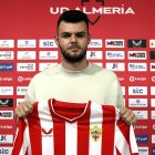 Cantón ya ha posado en la sala de prensa del Estadio con la camiseta rojiblanca.