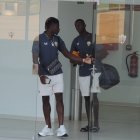 El Bilal Touré saliendo del vestuario junto al lateral Houboulang Mendes.