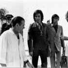 Raphael, con su manager, Paco Gordillo, a su llegada al aeropuerto de Almería.