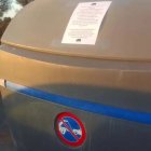 Carteles pegados en los contenedores de Cabo de Gata.