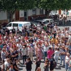 La plaza del Ayuntamiento de Dalías se ha llenado de vecinos para expresar su dolor por la muerte de María.