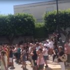 Vecinos en el minuto de silencio celebrado el miércoles en Dalías.